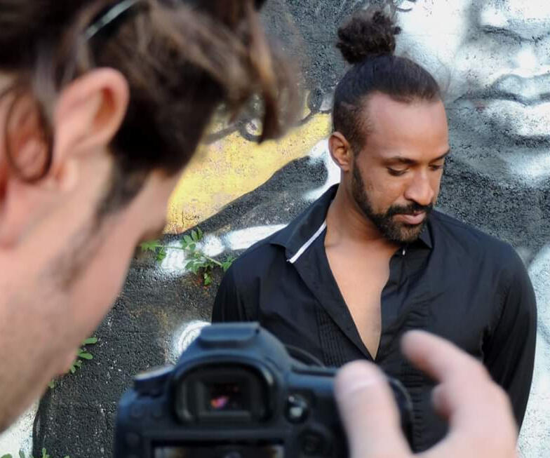 Auteur passionné, j'ai créé Coco et Didon pour offrir à mes enfants une alternative aux écrans. Je fabrique mes marionnettes et j'écris les histoires pour faire rêver les petits... et reposer les parents !"